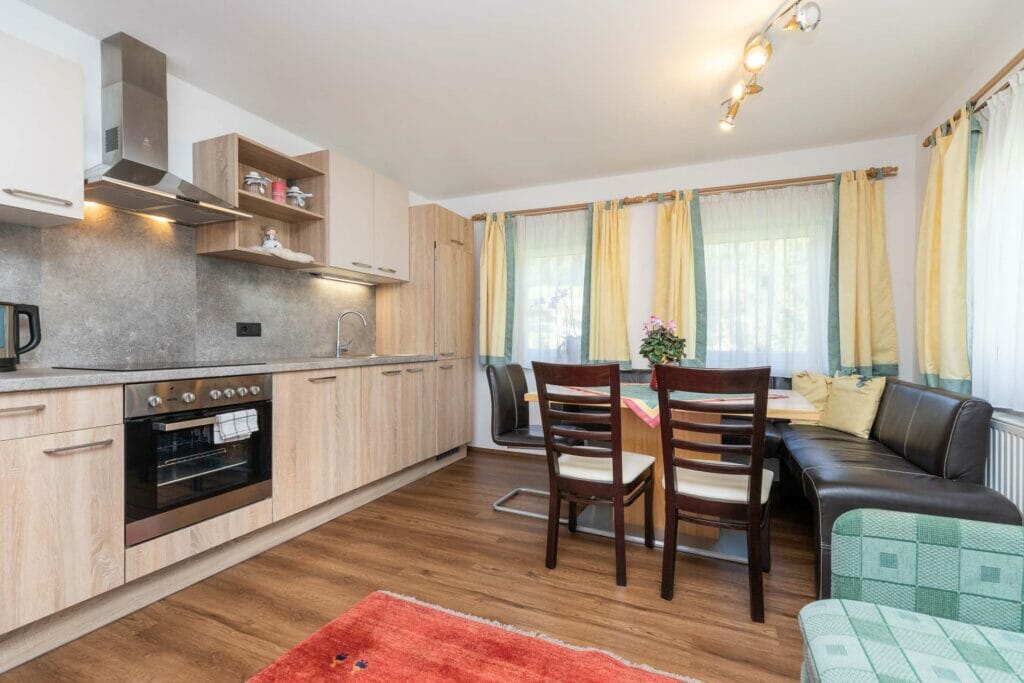Wohnküche mit Essecke des Appartement 2a in Flachau Winkl