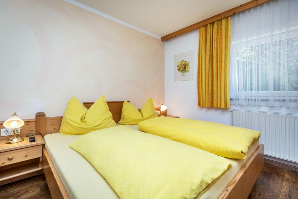 Doppelbett des Schlafzimmers vom Appartement 2b in Flachau