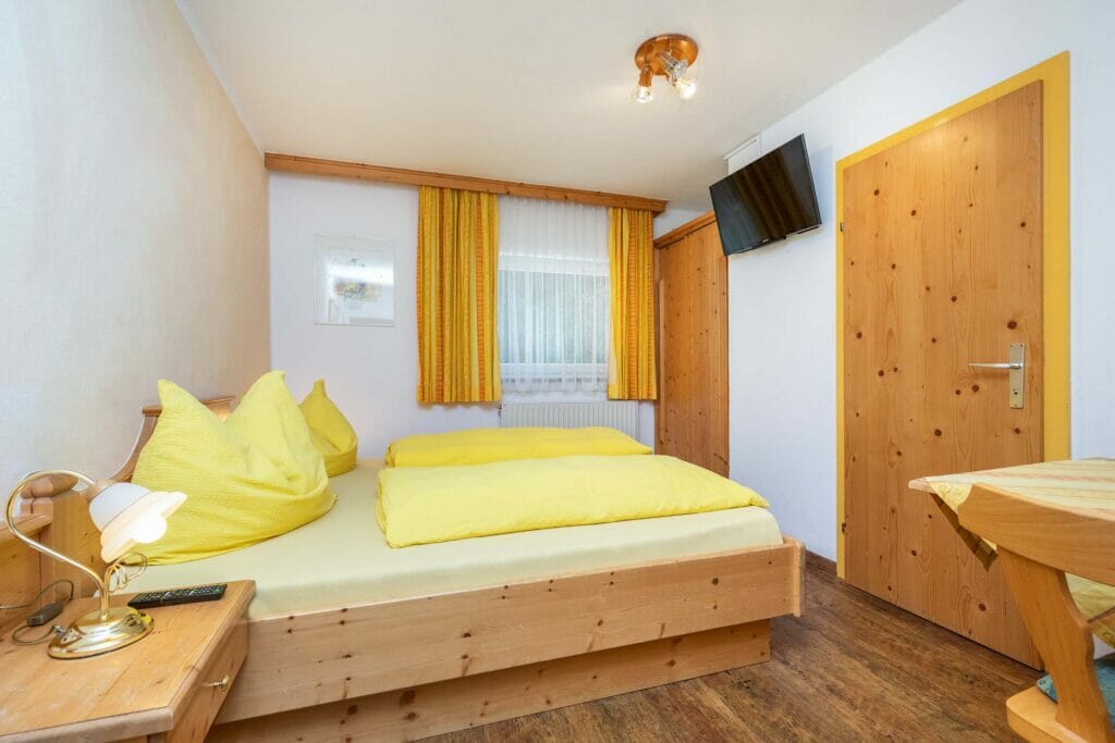 Doppelbett mit TV im Schlafzimmer vom Appartement 2b in Flachau