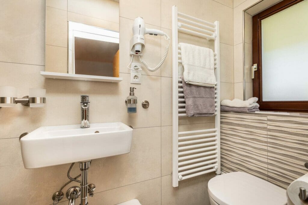 Waschbecken und WC im Bad des Appartement 3 in Flachau