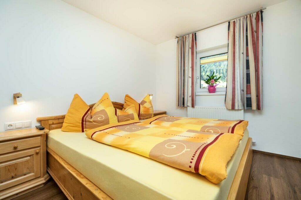 Doppelbett im Schlafzimmer des Appartement 3 in Flachau