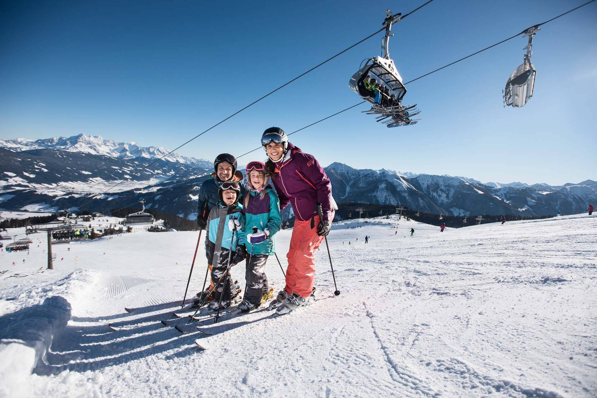 Familie genießt den Skiurlaub in Flachau