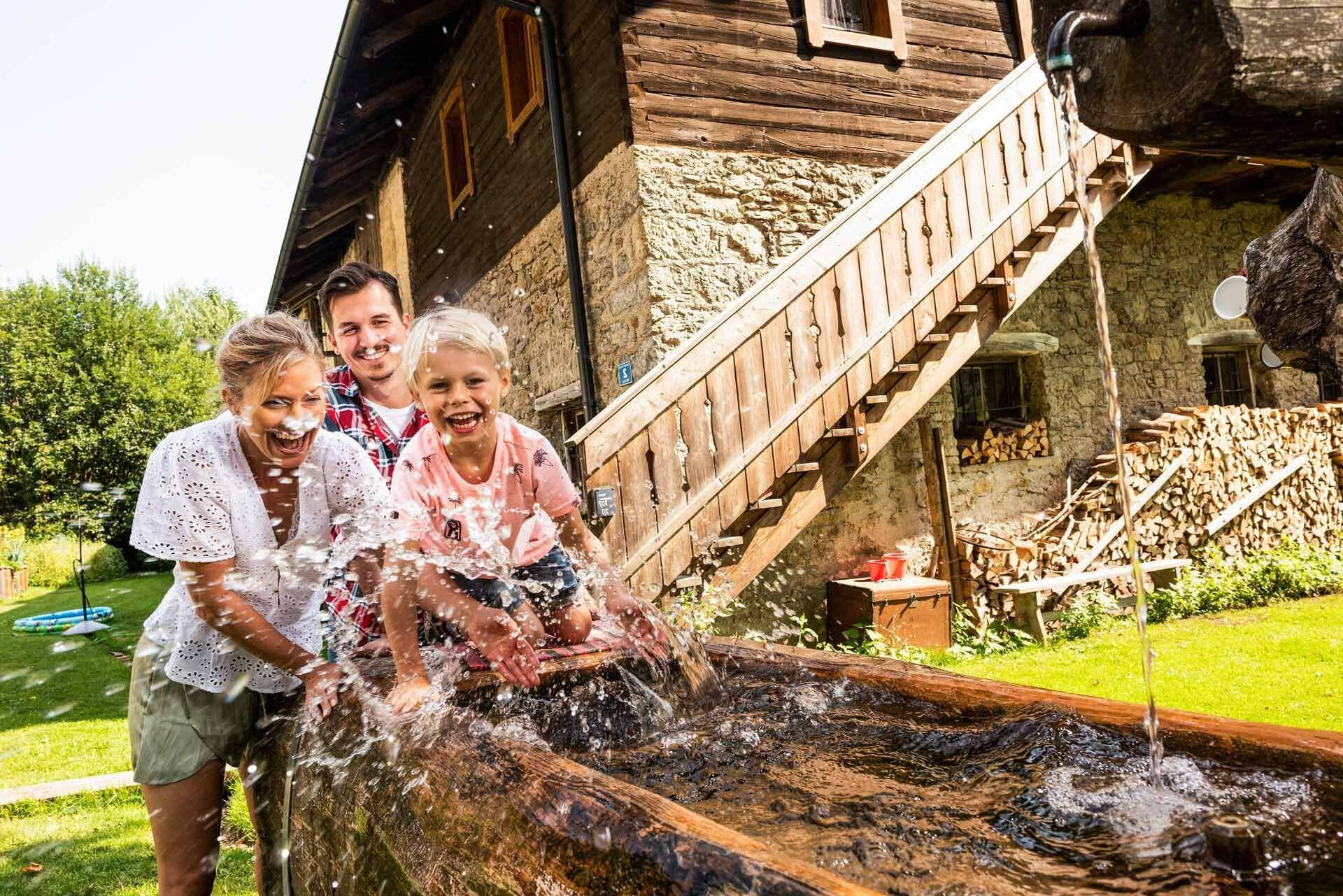Familie hat Spaß an ihrem Urlaub in Flachau 