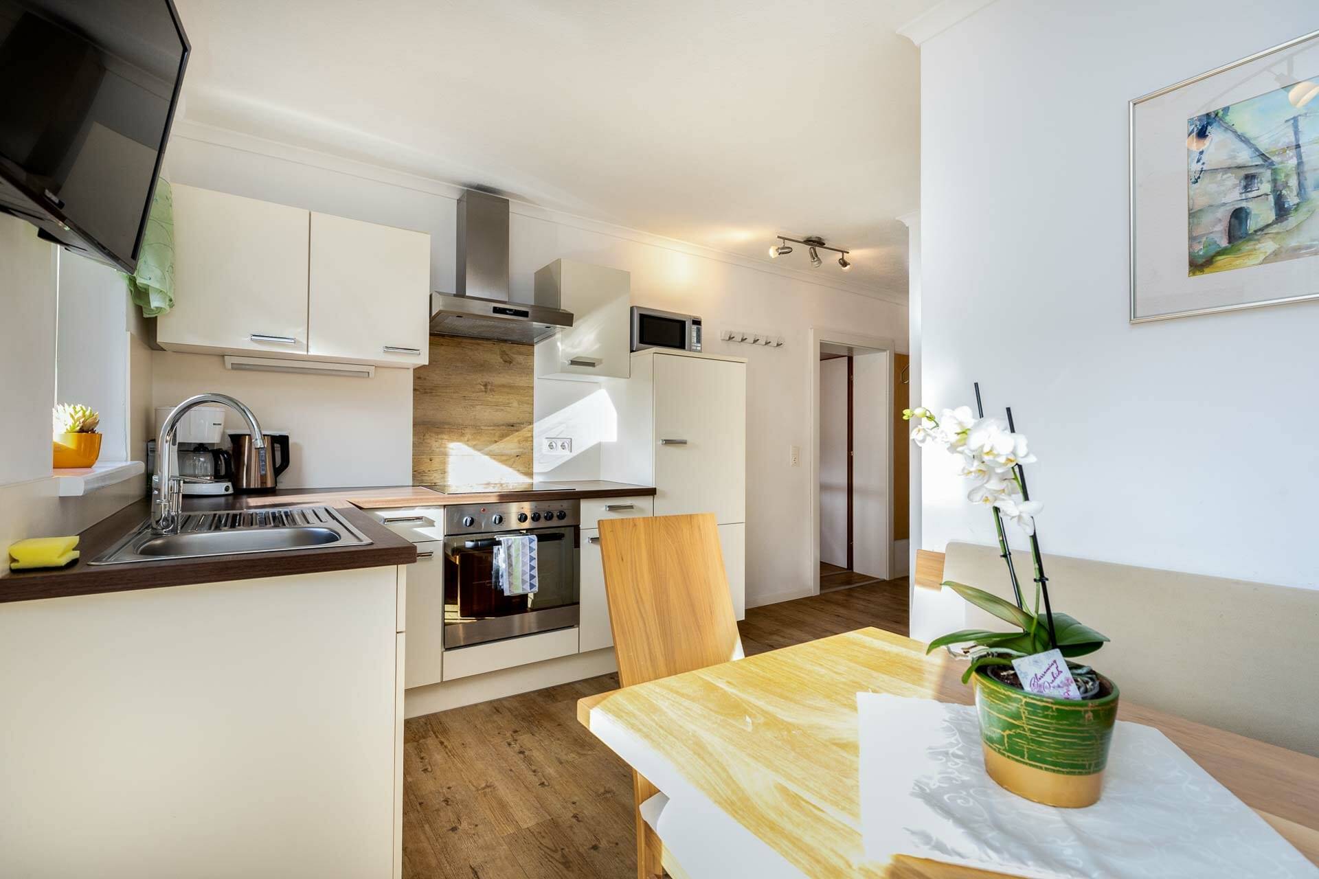 Küche und Esstisch von Appartement 1 der Pension in Flachau
