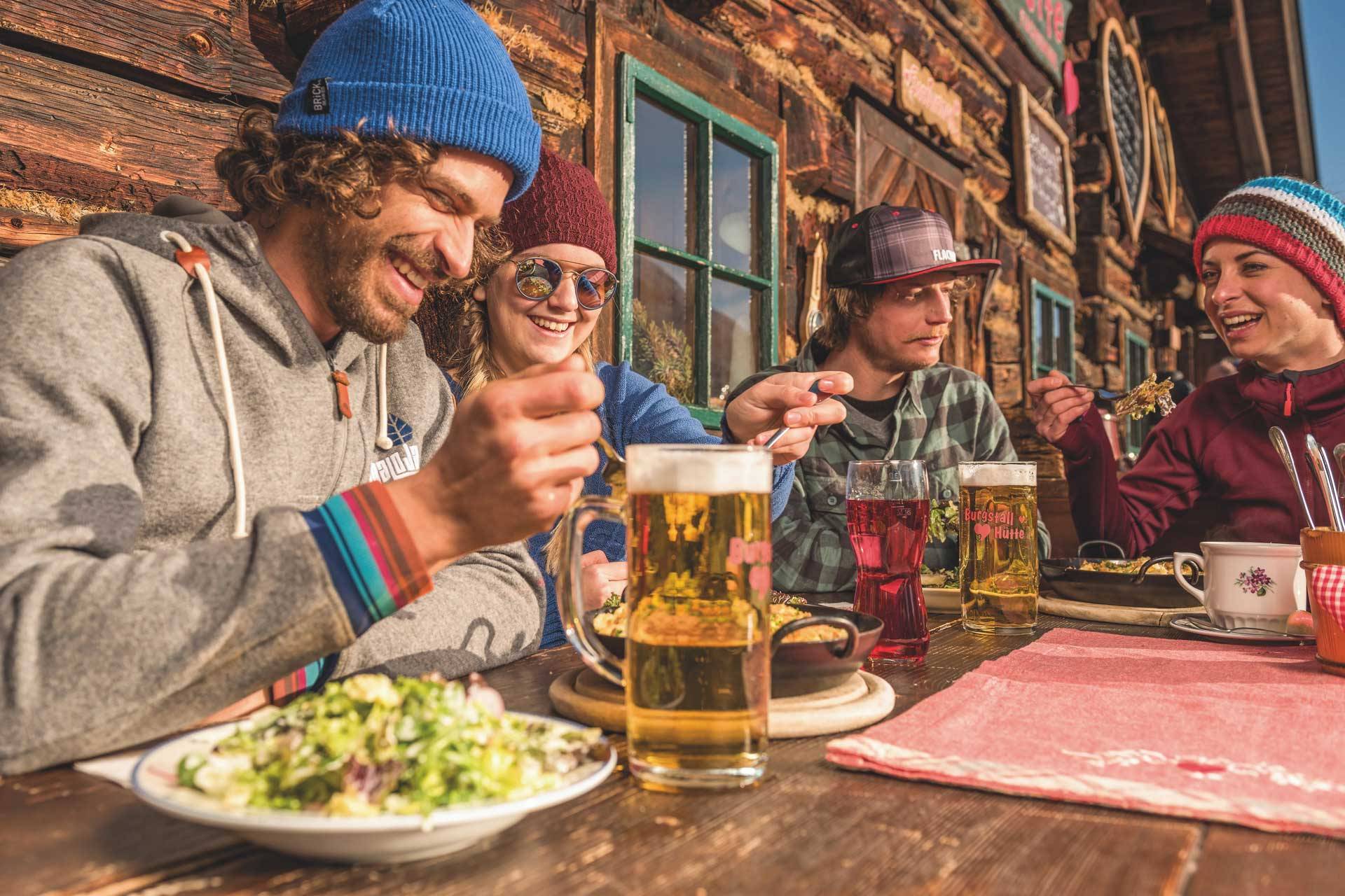 Aprés Ski auf einer Hütte im Skigebiet Flachau