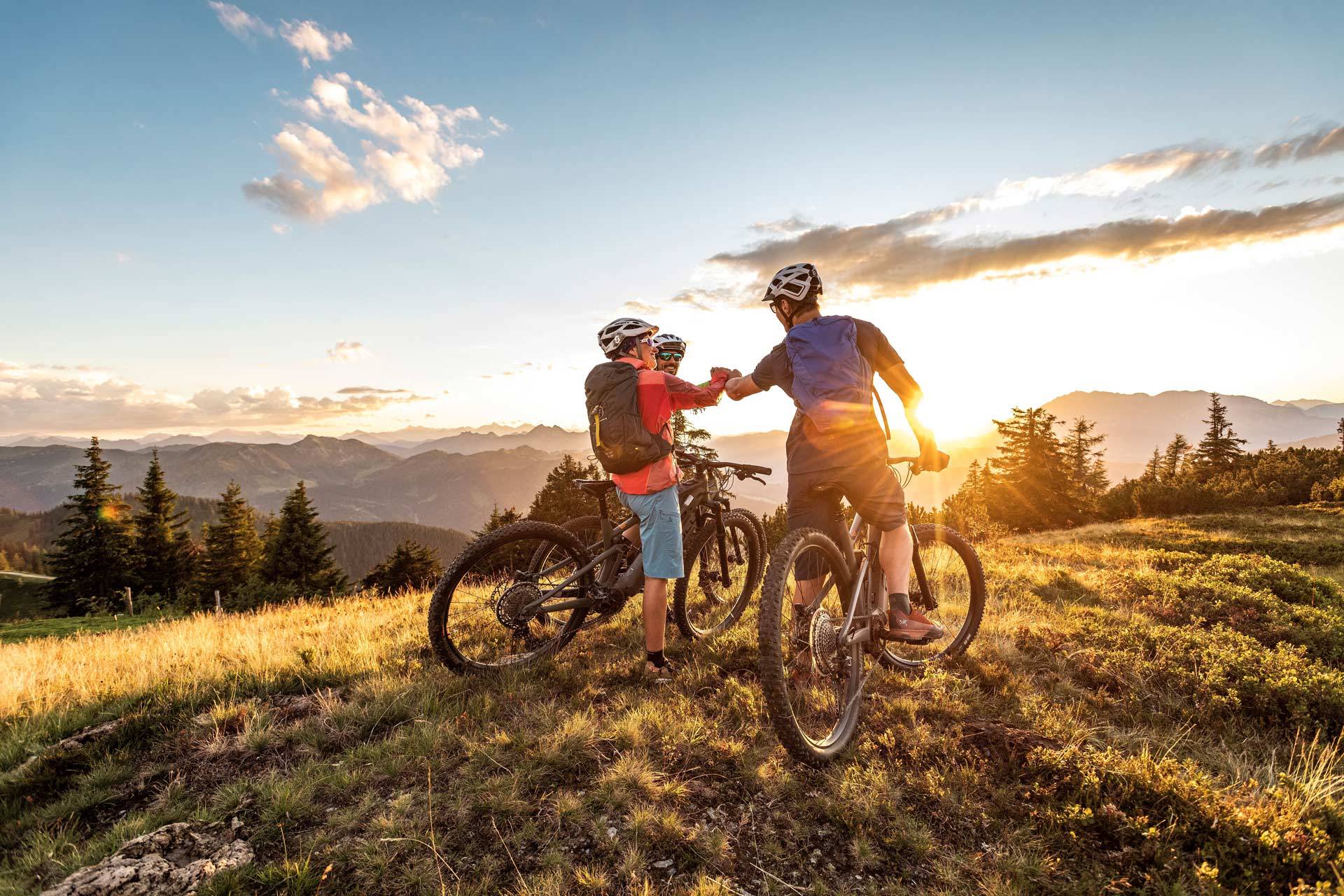 Biker am Gipfel eines Berges in Flachau