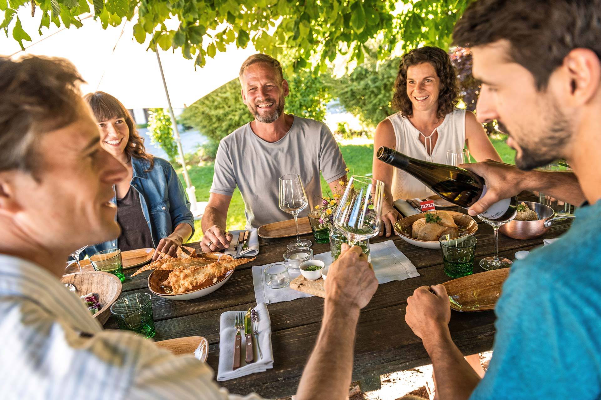 Freunde beim Abendessen und genießen der Gastfreundschaft der Appartements Liebmann in Flachau