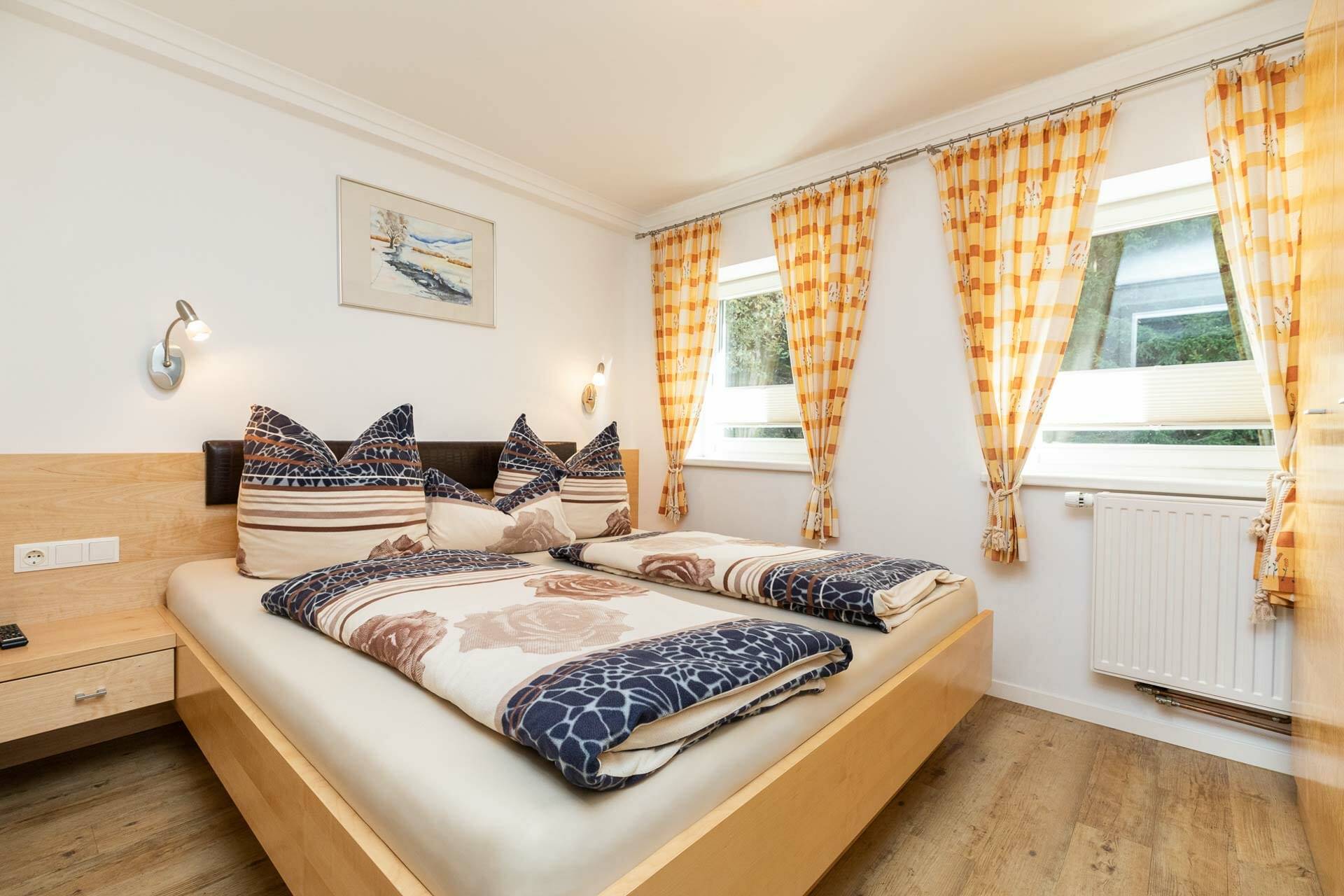 View into the bedroom of apartment 1 at Pension Liebmann in Flachau